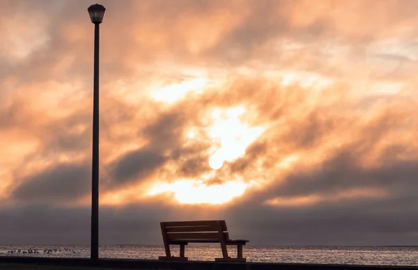 Banco Madeira Lâmpada Rua Com Uma Vista Fundo Pôr Sol — Fotografia de Stock