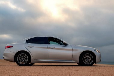 Alfa Romeo Giulia, 06.12.2020 çölünün ortasında duruyor. Walvis Körfezi, Namibya 