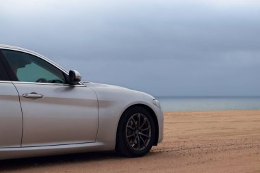 Alfa Romeo Giulia, 06.12.2020 çölünün ortasında duruyor. Walvis Körfezi, Namibya 