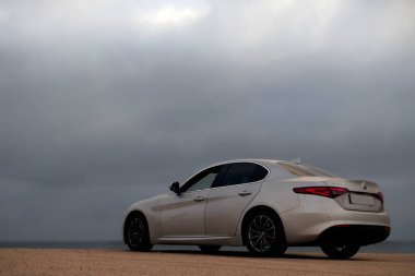 Alfa Romeo Giulia 24.12.2020 çölünün ortasında duruyor. Walvis Körfezi, Namibya 