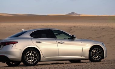 Alfa Romeo Giulia 06.01.2021 çölünün ortasında duruyor. Walvis Körfezi, Namibya 