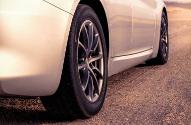 Alfa Romeo Giulia 06.01.2021 çölünün ortasında duruyor. Walvis Körfezi, Namibya 