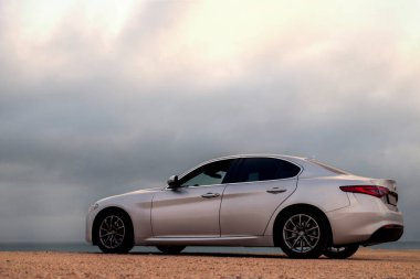 Alfa Romeo Giulia 06.01.2021 çölünün ortasında duruyor. Walvis Körfezi, Namibya 