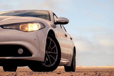Alfa Romeo Giulia 06.01.2021 çölünün ortasında duruyor. Walvis Körfezi, Namibya 
