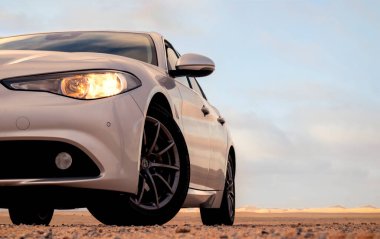 Alfa Romeo Giulia 06.01.2021 çölünün ortasında duruyor. Walvis Körfezi, Namibya 