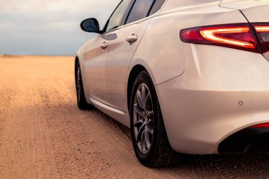 Alfa Romeo Giulia 06.01.2021 çölünün ortasında duruyor. Walvis Körfezi, Namibya 