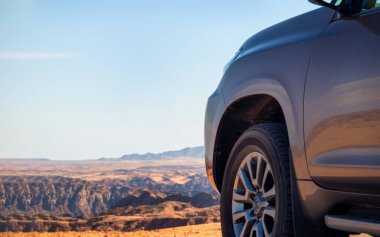 Uçurumdan önce kumda bir aracın yakın çekimi. Ay vadisi. Afrika. Namibya