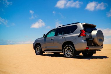 Toyota Land Cruiser Prado 17.01.2021 çölünün ortasında duruyor. Walvis Körfezi, Namibya 