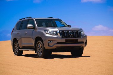 Toyota Land Cruiser Prado 17.01.2021 çölünün ortasında duruyor. Walvis Körfezi, Namibya 