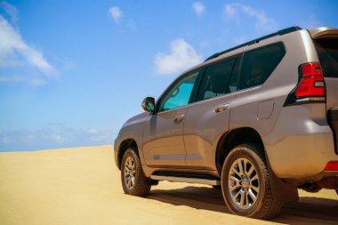 Toyota Land Cruiser Prado 17.01.2021 çölünün ortasında duruyor. Walvis Körfezi, Namibya 