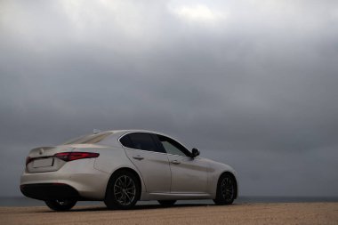 Alfa Romeo Giulia 24.12.2020 çölünün ortasında duruyor. Walvis Körfezi, Namibya 