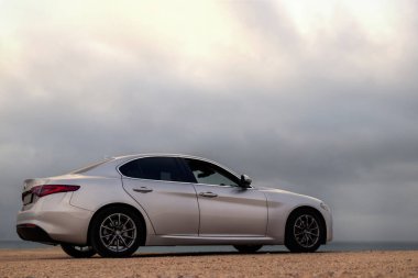 Alfa Romeo Giulia 06.01.2021 çölünün ortasında duruyor. Walvis Körfezi, Namibya 
