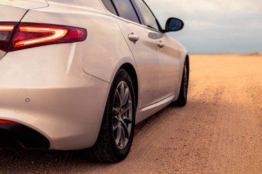 Alfa Romeo Giulia 06.01.2021 çölünün ortasında duruyor. Walvis Körfezi, Namibya 