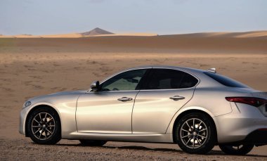Alfa Romeo Giulia 06.01.2021 çölünün ortasında duruyor. Walvis Körfezi, Namibya 