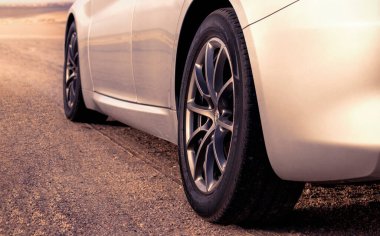 Alfa Romeo Giulia 06.01.2021 çölünün ortasında duruyor. Walvis Körfezi, Namibya 