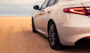 Alfa Romeo Giulia 06.01.2021 çölünün ortasında duruyor. Walvis Körfezi, Namibya 