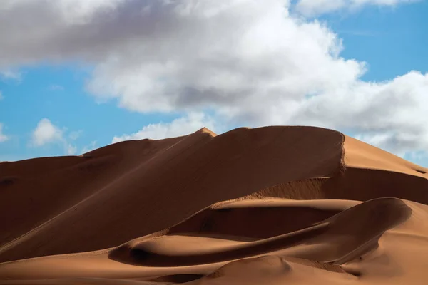 Duna Arena Dorada Nubes Blancas Día Soleado Desierto Namib Fantástico —  Fotos de Stock