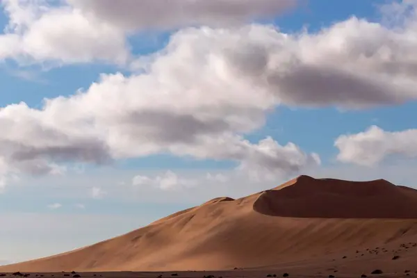Dune Sable Dorée Nuages Blancs Par Une Journée Ensoleillée Dans — Photo