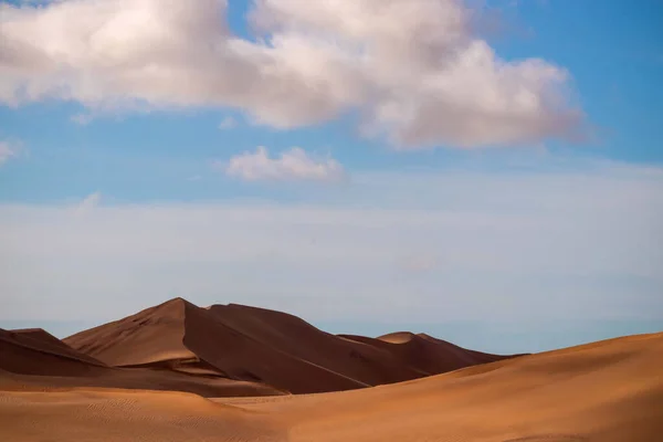 Duna Areia Dourada Nuvens Brancas Dia Ensolarado Deserto Namib — Fotografia de Stock