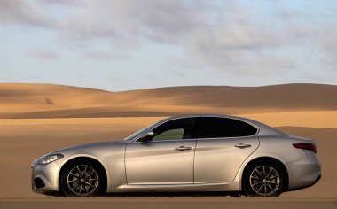 Alfa Romeo Giulia 06.01.2021 çölünün ortasında duruyor. Walvis Körfezi, Namibya 