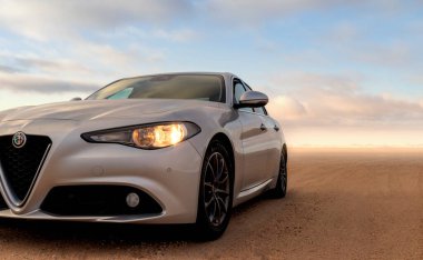 Alfa Romeo Giulia 06.01.2021 çölünün ortasında duruyor. Walvis Körfezi, Namibya 