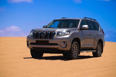 Toyota Land Cruiser Prado 17.01.2021 çölünün ortasında duruyor. Walvis Körfezi, Namibya 