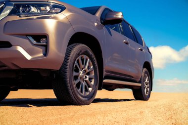 Toyota Land kruvazörü Prado 29.01.2021 çölünün ortasında duruyor. Walvis Körfezi, Namibya 