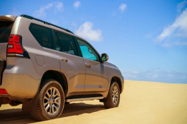 Toyota Land Cruiser Prado 17.01.2021 çölünün ortasında duruyor. Walvis Körfezi, Namibya 