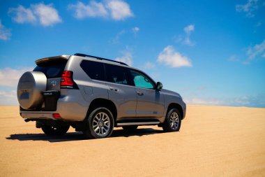 Toyota Land Cruiser Prado 17.01.2021 çölünün ortasında duruyor. Walvis Körfezi, Namibya 