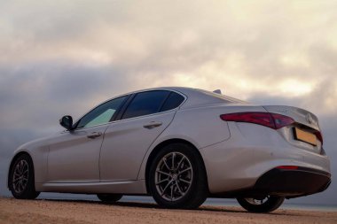 Alfa Romeo Giulia 15.03.2021 çölünün ortasında duruyor. Walvis Körfezi, Namibya 