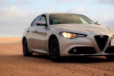Alfa Romeo Giulia 15.03.2021 çölünün ortasında duruyor. Walvis Körfezi, Namibya 