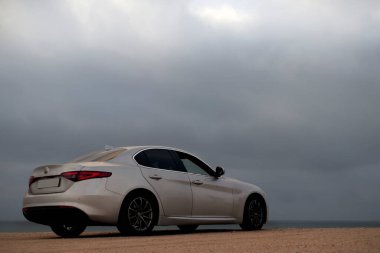Alfa Romeo Giulia 24.12.2020 çölünün ortasında duruyor. Walvis Körfezi, Namibya 