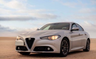 Alfa Romeo Giulia 15.03.2021 çölünün ortasında duruyor. Walvis Körfezi, Namibya 