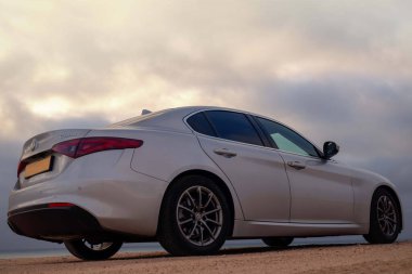 Alfa Romeo Giulia 15.03.2021 çölünün ortasında duruyor. Walvis Körfezi, Namibya 