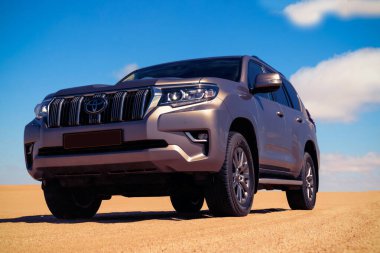 Toyota Land kruvazörü Prado 29.01.2021 çölünün ortasında duruyor. Walvis Körfezi, Namibya 
