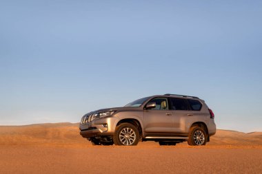 Toyota Land kruvazörü Prado 04.04.2021 çölünün ortasında duruyor. Walvis Körfezi, Namibya 