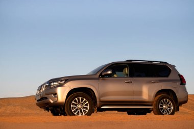 Toyota Land kruvazörü Prado 04.04.2021 çölünün ortasında duruyor. Walvis Körfezi, Namibya 