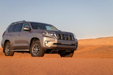 Toyota Land kruvazörü Prado 04.04.2021 çölünün ortasında duruyor. Walvis Körfezi, Namibya 