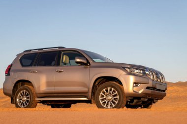 Toyota Land kruvazörü Prado 04.04.2021 çölünün ortasında duruyor. Walvis Körfezi, Namibya 