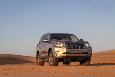 Toyota Land kruvazörü Prado 04.04.2021 çölünün ortasında duruyor. Walvis Körfezi, Namibya 