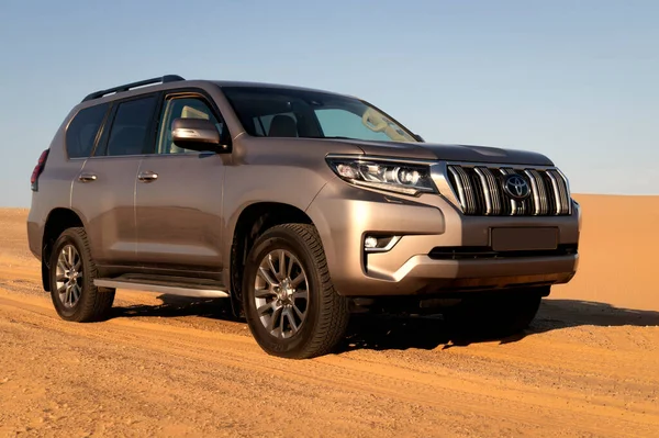Toyota Land kruvazörü Prado 04.04.2021 çölünün ortasında duruyor. Walvis Körfezi, Namibya 