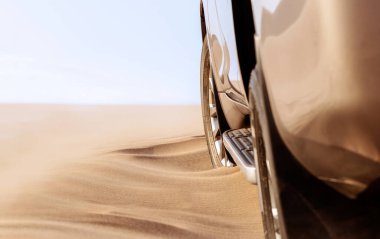 Namib çölünde kumda sıkışmış altın bir arabanın yakınında. Afrika