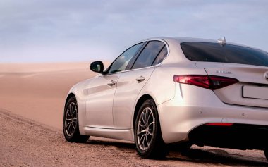 Alfa Romeo Giulia 16.04.2021 çölünün ortasında duruyor. Walvis Körfezi, Namibya 