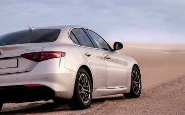 Alfa Romeo Giulia 16.04.2021 çölünün ortasında duruyor. Walvis Körfezi, Namibya 