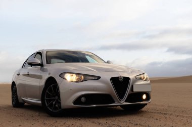 Alfa Romeo Giulia 16.04.2021 çölünün ortasında duruyor. Walvis Körfezi, Namibya 