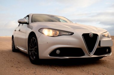 Alfa Romeo Giulia 16.04.2021 çölünün ortasında duruyor. Walvis Körfezi, Namibya 