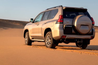 Toyota Land kruvazörü Prado 29.04.2021 çölünün ortasında duruyor. Walvis Körfezi, Namibya. Afrika 