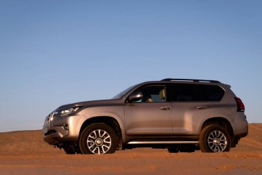Toyota Land kruvazörü Prado 29.04.2021 çölünün ortasında duruyor. Walvis Körfezi, Namibya. Afrika 