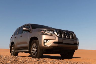Toyota Land kruvazörü Prado 29.04.2021 çölünün ortasında duruyor. Walvis Körfezi, Namibya. Afrika 