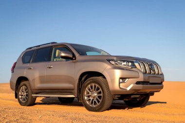 Toyota Land kruvazörü Prado 29.04.2021 çölünün ortasında duruyor. Walvis Körfezi, Namibya. Afrika 